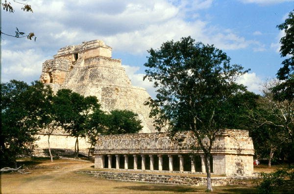 Lintujen talo ja muusikon pyramidi, myöhäisklassinen maya, n. 700-900 jKr (kuva) tekijältä Mayan Mayan