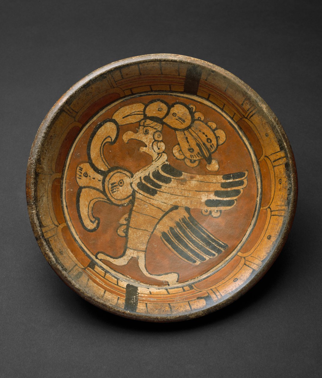 Jalustalevy Supernatural Birdilla, 550-800 jKr (keramiikka monivärisellä liukumaalauksella) tekijältä Mayan Mayan