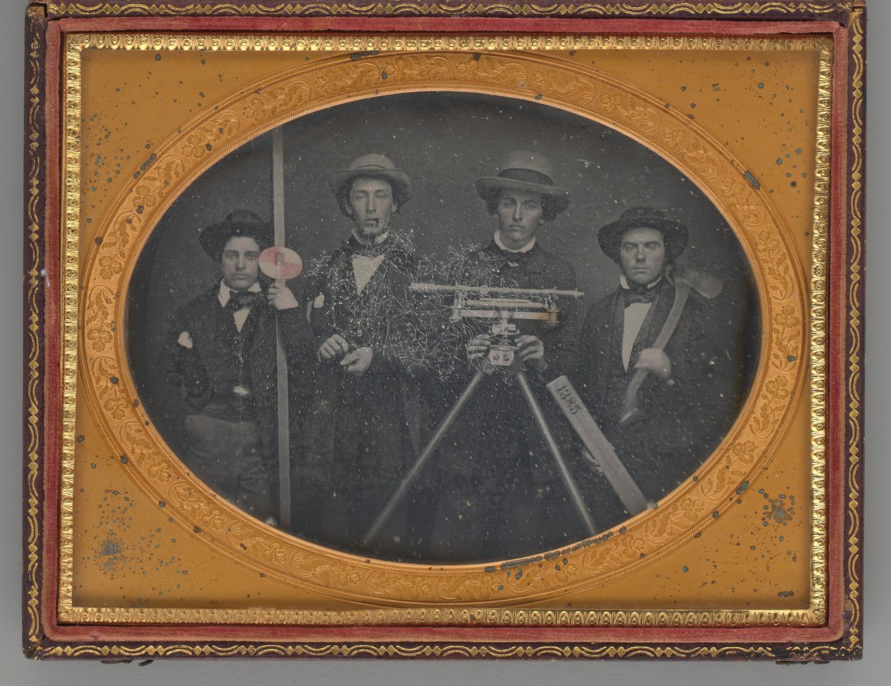 Nimetön Maanmittaustyöntekijöiden ryhmämuotokuva, 1855. tekijältä McDonell and Co.