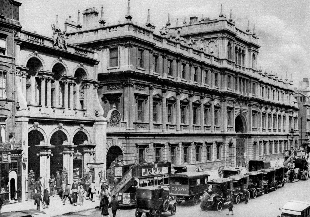 Burlington Arcaden sisäänkäynti ja Royal Academyn talo, Piccadilly, 1926-1927. tekijältä McLeish