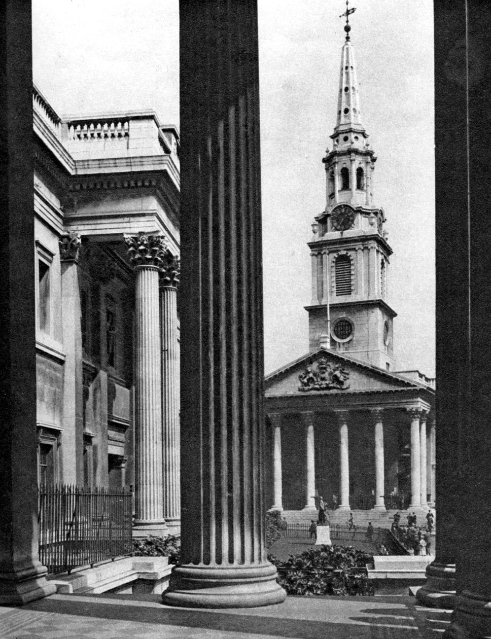 St Martin-in-the-Fields nähty Lontoon National Galleryn pylväiden välissä, 1926-1927. tekijältä McLeish