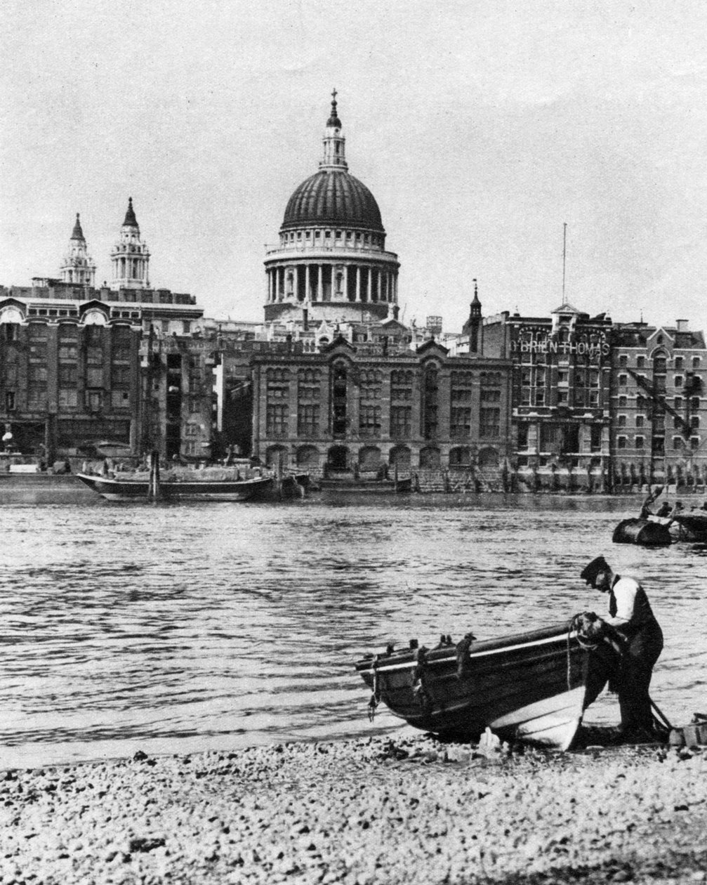 Thames-vesimies ja hänen veneensä rannalla Banksidessa, Lontoossa, 1926-1927 tekijältä McLeish
