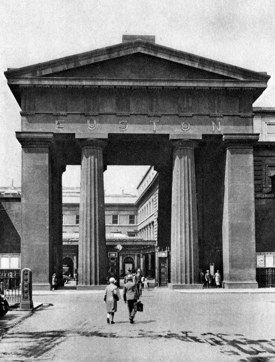 Doric kaari, joka johtaa Eustonin asemalle Lontooseen, 1926-1927. tekijältä McLeish