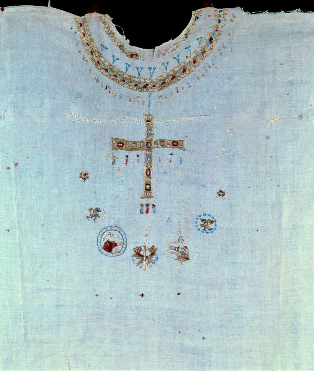Merovingilainen taide: Pyhän Bathilden (tai Batilden, Bathyllen, Beaudourin) (626-680) papin puku. Frangien kuningatar ja Clovis II:n vaimo, sitten nunna Chellesin luostarissa. Chelles. Museo Alfred Bonno tekijältä Merovingian