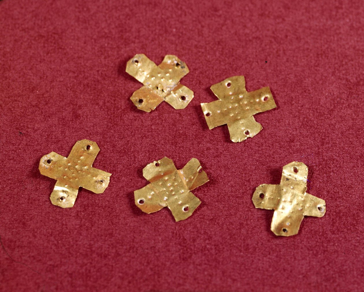 Merovingilainen taide: pienet kultaiset ristit. 6. vuosisadalla. Saint Germain en Layen kansallisarkeologian museo tekijältä Merovingian Merovingian