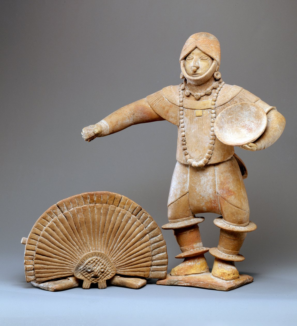 Tanssija päähineillä (keramiikka) (katso myös 422923) tekijältä Mesoamerican