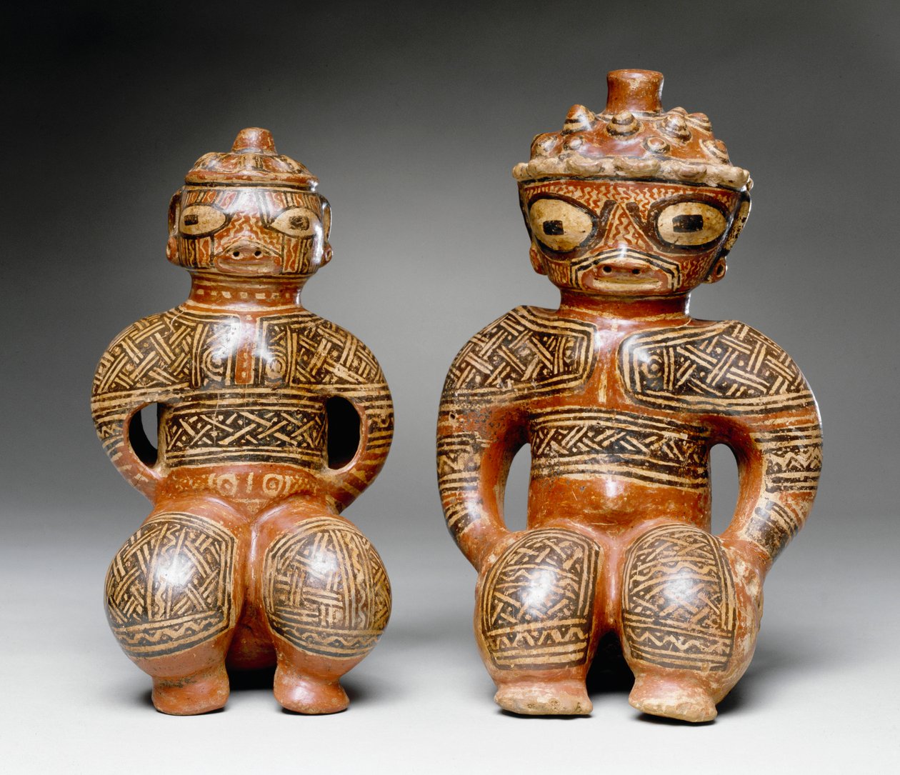 Kaksi istuvaa hahmoa, Nosara, Nicoya, 800-1100 (keraaminen) tekijältä Mesoamerican