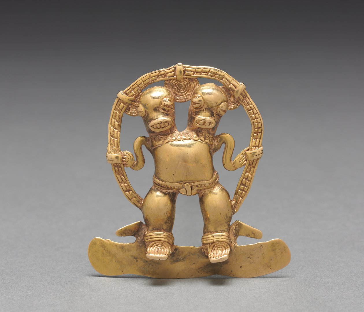 Kaksipäinen figuuririipus, n. 700-1550 (valettu ja vasaroitu kulta) tekijältä Mesoamerican Mesoamerican