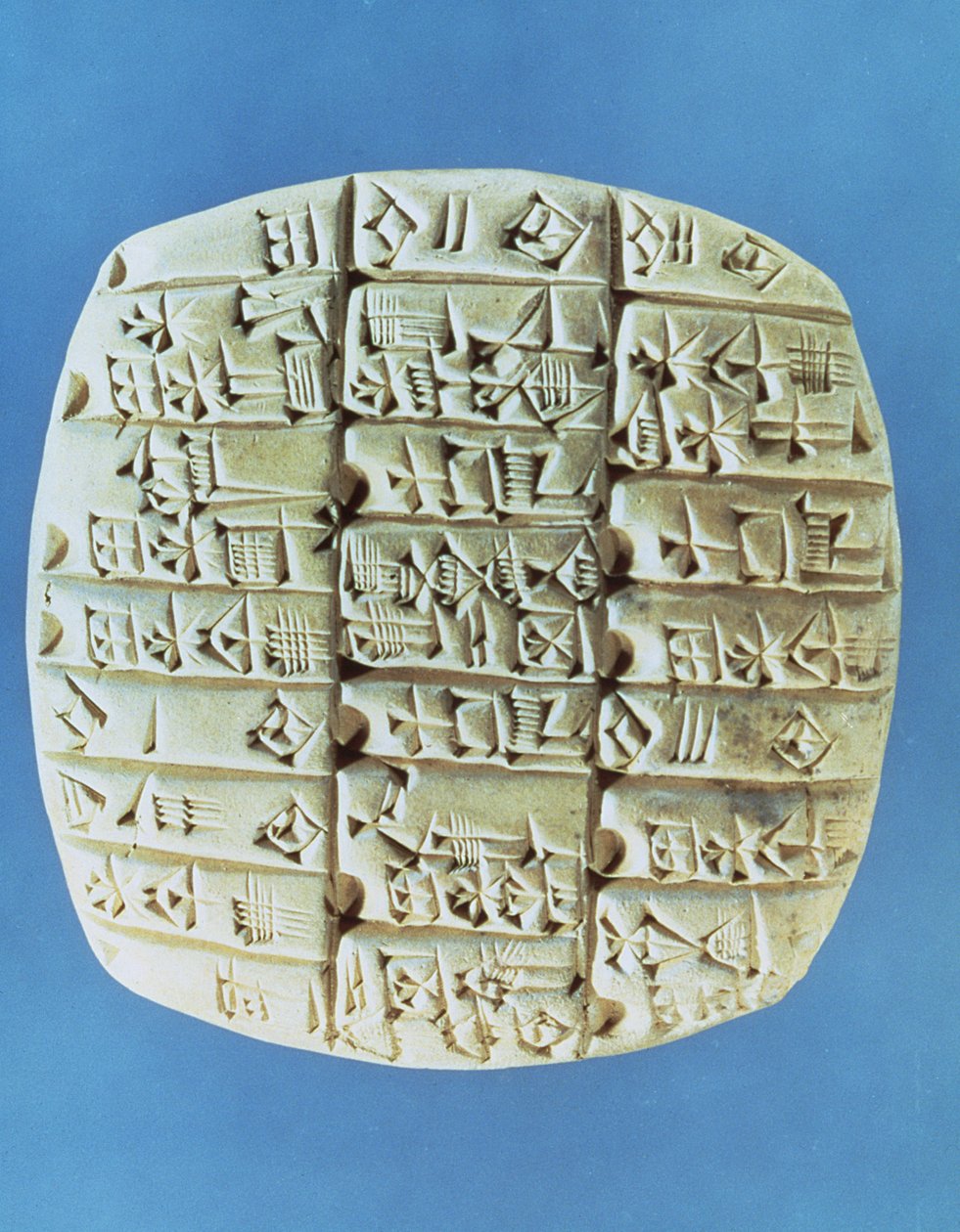 Tilitaulukko nuolenpääkirjoituksella, n. 2400 eKr. (terrakotta) tekijältä Mesopotamian