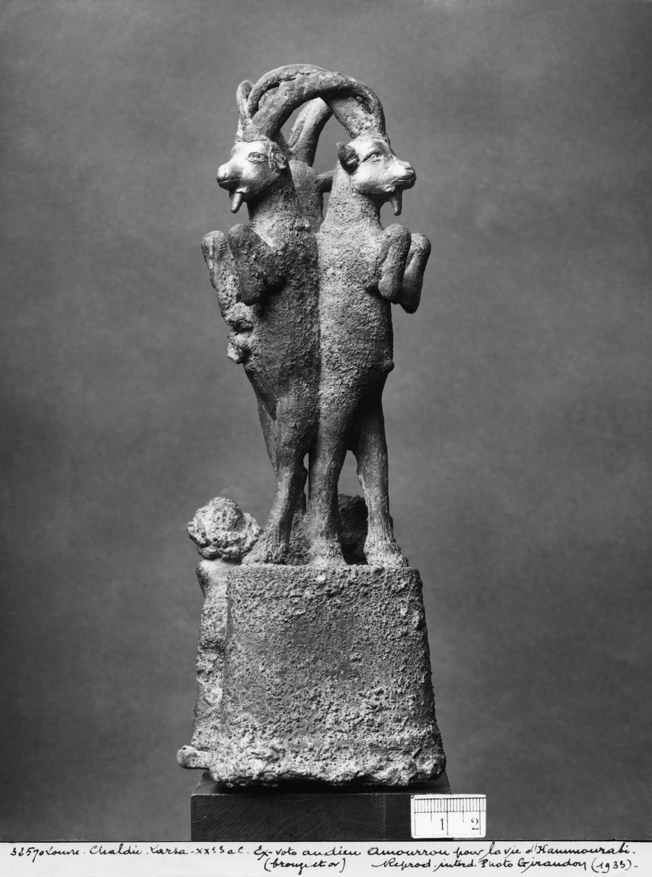 Kolmesta metsistä koostuva kupinjalka, takakuva, n. 1750 eKr. (pronssi ja kulta) (katso myös 286953) tekijältä Mesopotamian