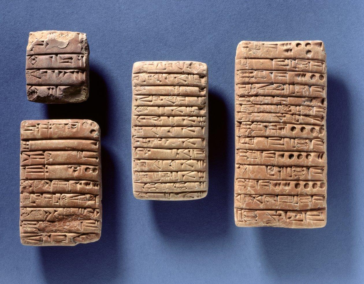 Neljän tabletin tallennussopimukset, akkadilainen, n. 2400-2200 eKr. (paistettu savi) tekijältä Mesopotamian