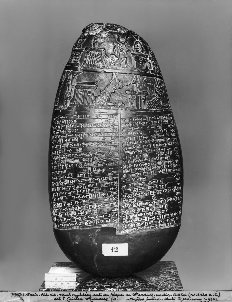 Kudurru, Babylonian kuninkaan Marduk-nadin-akhin ajalta, etukuva, n. 1120 eKr. (musta serpentiini) (ks. myös 286957, 286958). tekijältä Mesopotamian