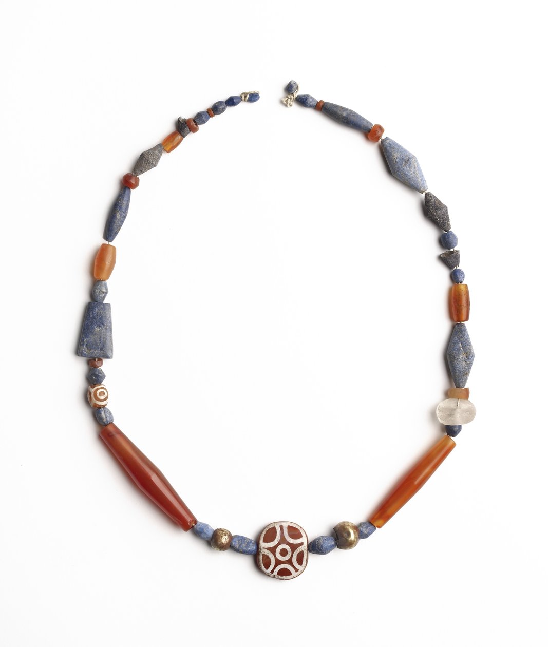 Kaulakoru Kishistä, Irakista, noin 2500 eKr. (lapis lazuli, korneoli ja syövytetty korneoli) tekijältä Mesopotamian