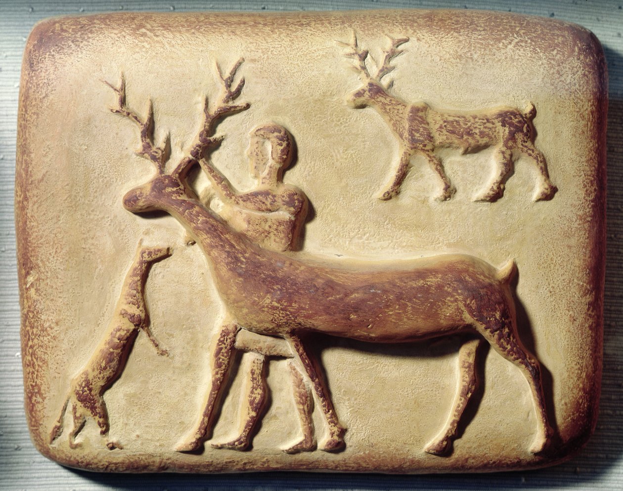 Maalattu reliefi, joka kuvaa miestä peuran kanssa, Marista, Keski-Eufratista tekijältä Mesopotamian