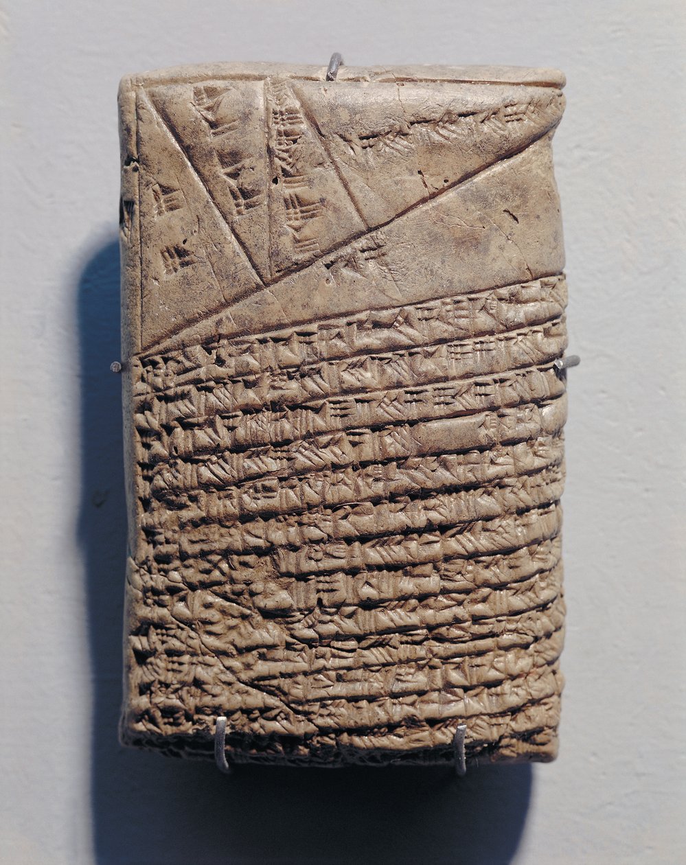 Taulu, jossa on neljätoista riviä matemaattista tekstiä kiilakirjoituksella ja geometrinen kuvio. tekijältä Mesopotamian
