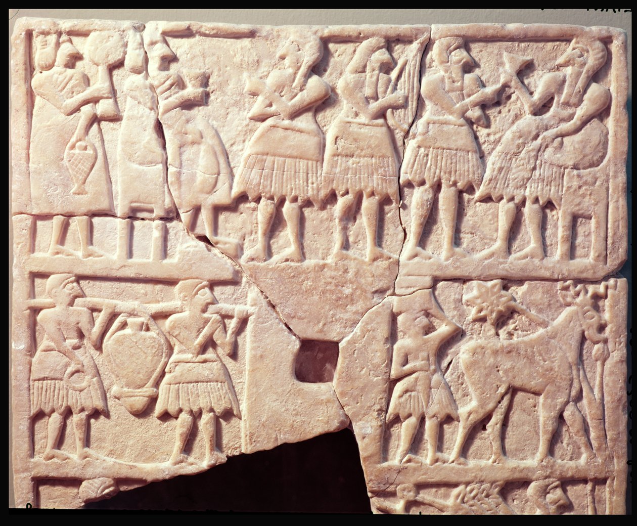 Votiivilaatta, joka kuvaa uhrikohtausta, Diyalasta, varhaisdynastian ajalta, 2600-2500 eaa. tekijältä Mesopotamian