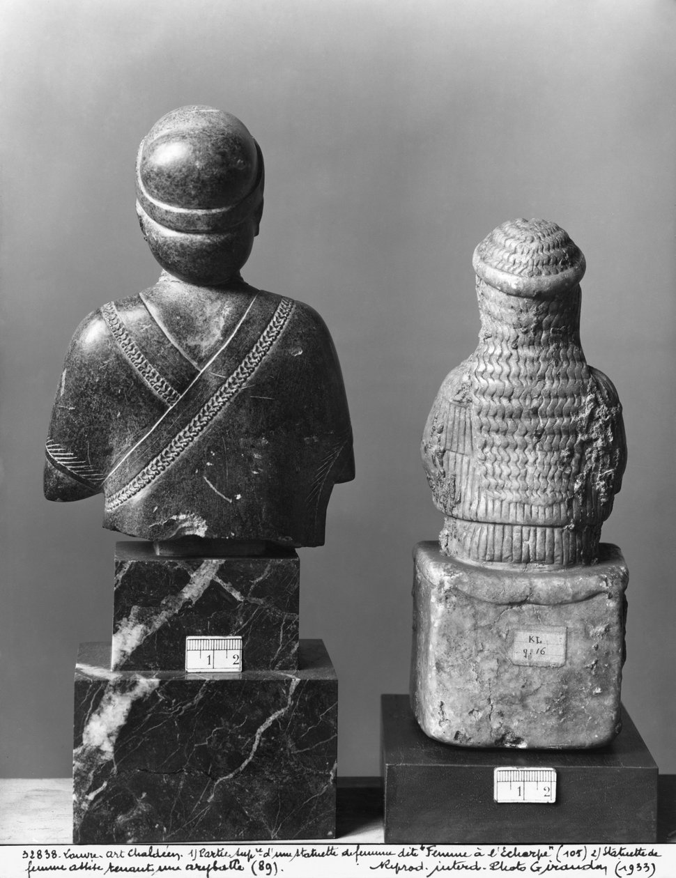 Nainen huivin kanssa, nainen kädessään aryballos, takakuva, uussumerilainen, Tellohista, muinaisesta Girsusta, n. 2150 eKr. (kloriitti) (ks. myös 286959, 286960) tekijältä Mesopotamian