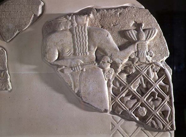 Korppikotkien stela, jonka Lagashin valtion prinssi Eannatum omisti juhlistaakseen voittoaan Umman kaupungista, Tellohista, muinaisesta Girsusta (rekto) Varhaisdynastinen kausi n. 2450 eKr. (li tekijältä Mesopotamian