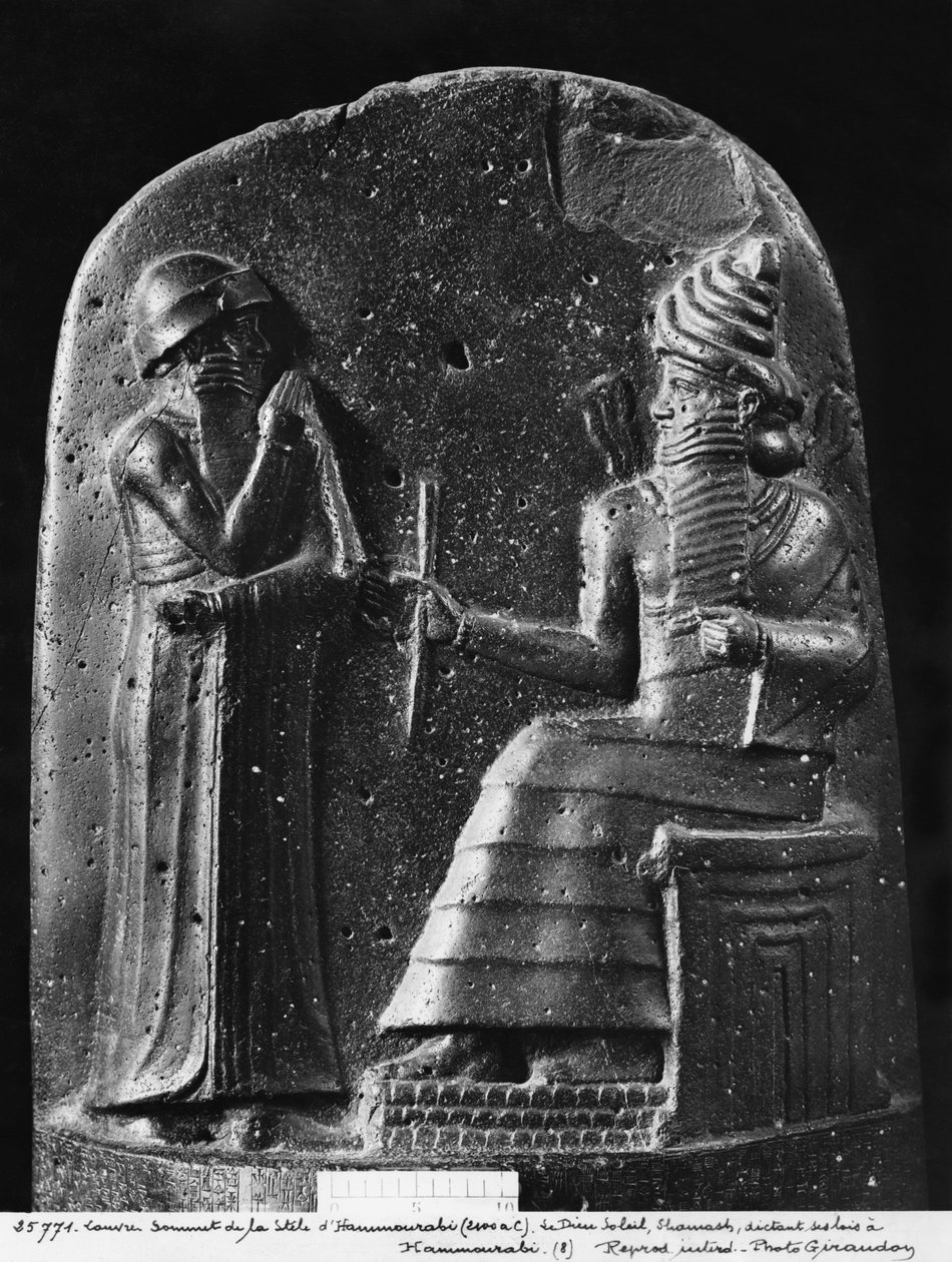 Hammurabin koodi, teräksen huipulla, jumala Shamash sanelemassa lakejaan Hammurabille, Babylonin kuninkaalle, löydetty Susasta, noin 1750 eKr. (basaltti) (katso myös 286949, 286950) tekijältä Mesopotamian