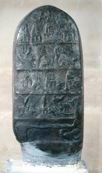 Kuningas Melishikhu II:n Kudurru, joka kuvaa Babylonian merkkejä, Susasta (kalsiitti) tekijältä Mesopotamian