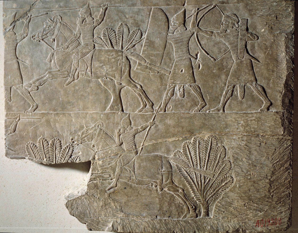 Mesopotamia: Assyrian armeijan ratsumiehet. Matala kohokuvio alabasteria kuningas Ashurbanipalin (tai Ashurbanipalin) palatsista (668-627 eKr.). Niinivestä. Pariisi, Louvre-museo tekijältä Mesopotamian