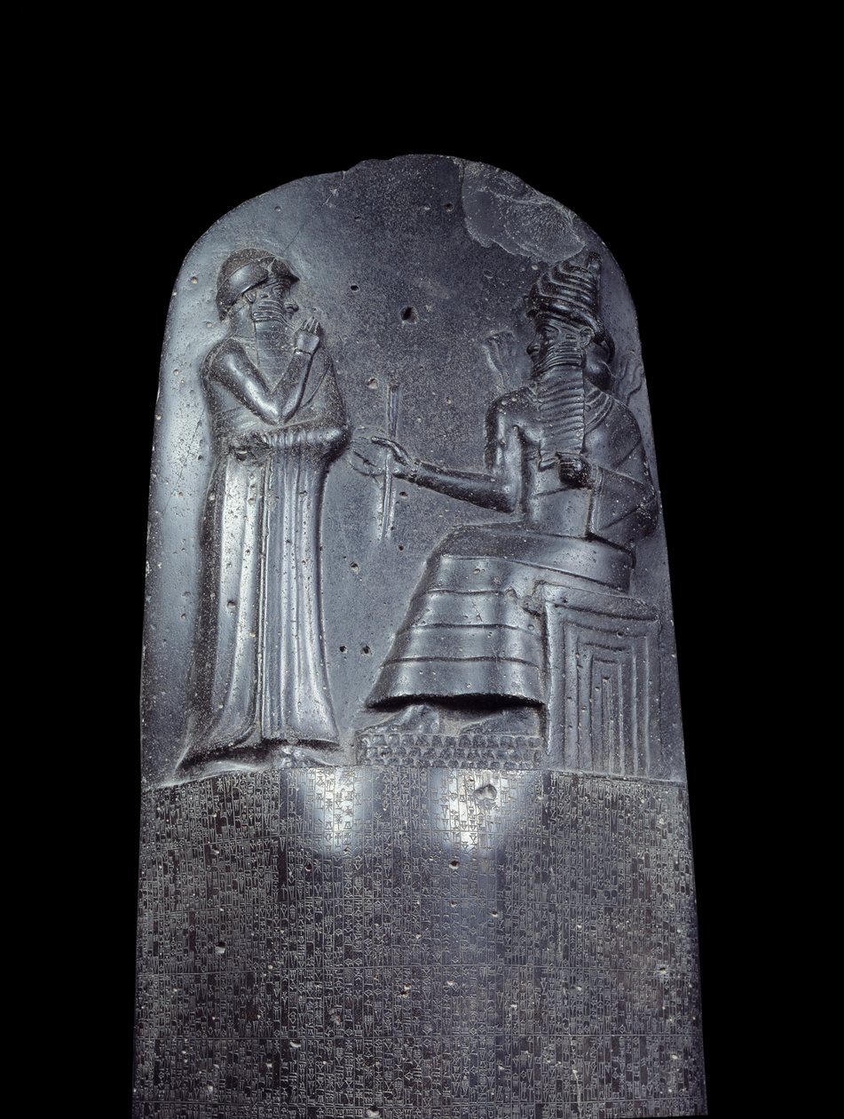 Mesopotamie: Hammurabin (tai Hammourabin) lakikoodin dioriitti. Se on peitetty nuolenpääkirjoituksella, ja sen yläosassa kuningas Hammurabi seisoo Mesopotamian auringonjumalan, Shamashin, oikeuden jumalallisen, edessä. Se on yksi vanhimmista kappaleista o tekijältä Mesopotamian