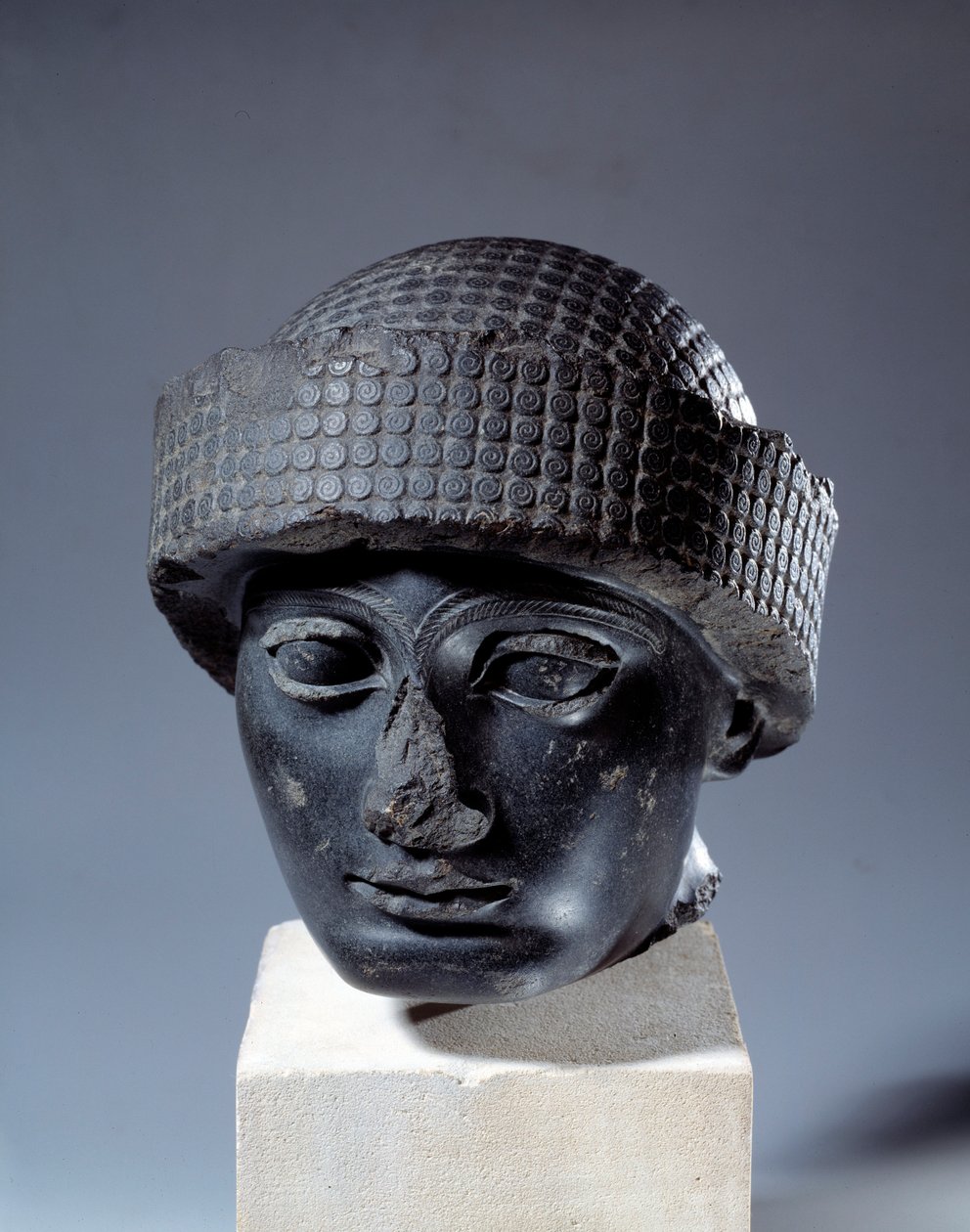 Mesopotamia: pää dioriitissa ilman tekstiä Gudeasta, Lagashin kaupungin kuvernööristä. Noin 2120 eaa. Uussumerilainen aika (noin 2150-2000 eKr.). Pariisi, Louvre-museo tekijältä Mesopotamian Mesopotamian