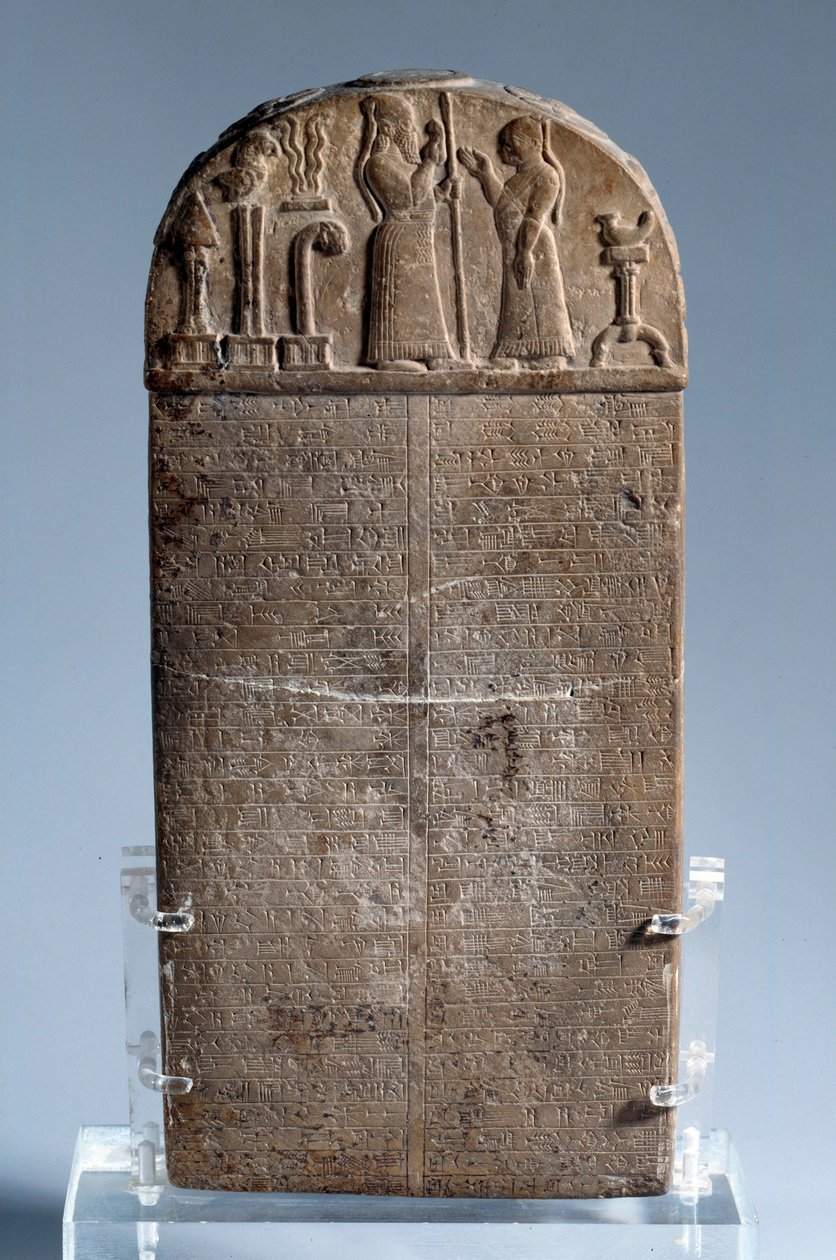 Mesopotamia: kudurru (stele, jota käytetään Babylonin kassilaisten hallitsijoiden perheenjäsenille tai korkeille arvohenkilöille lahjoittamien maalahjoitusten tukena. Kirjoitus on nuolenkielinen. Teksti on kertomus sotilas- ja hallintopalveluista). tekijältä Mesopotamian Mesopotamian