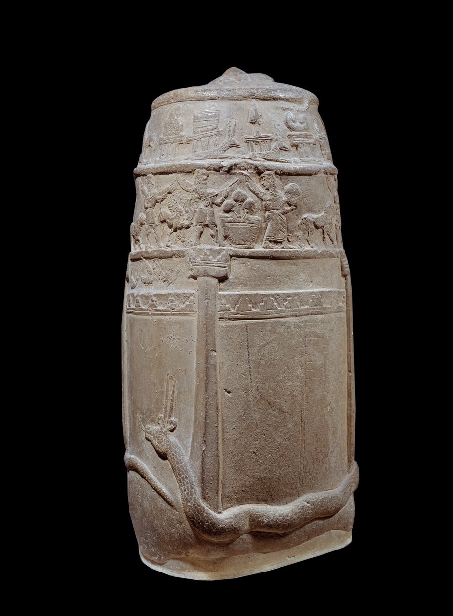 Mesopotamia: kudurru keskeneräisessä kalkkikivessä (stele, jota käytetään Babylonin kassilaisten hallitsijoiden perheenjäsenille tai korkeille arvohenkilöille lahjoittamien maa-lahjoitusten tukena). Kirjoitus on nuolenpääkirjoitus. Teksti on kertomus armei tekijältä Mesopotamian Mesopotamian