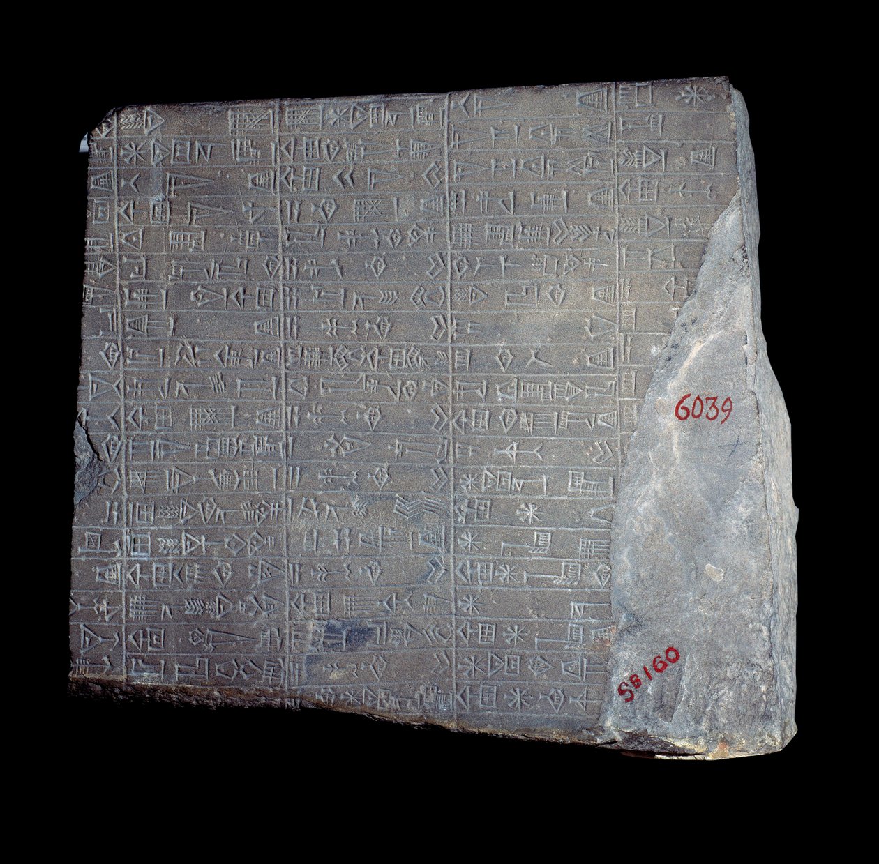 Mesopotamia: kalkkikivistele, jossa on akkadinkieliset kirjoitukset, jotka muistuttavat jumalan Inshushinakin kunniaksi tehtyä työtä. 2100 eaa. Pariisi, Louvre-museo tekijältä Mesopotamian Mesopotamian