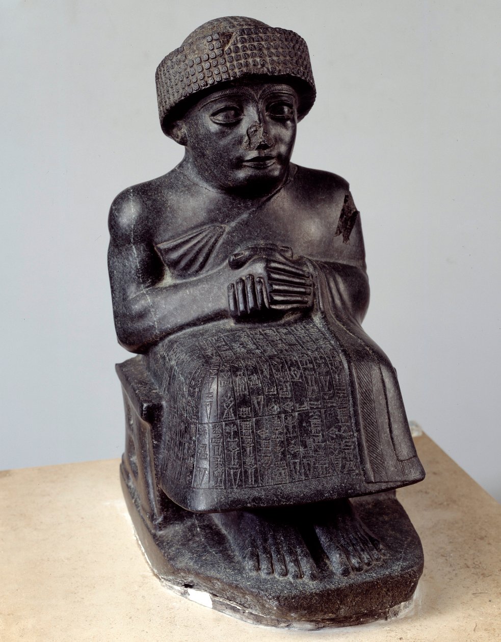 Mesopotamia: patsas jumalasta Ningishzida, joka edustaa istuvaa Gudeaa, Lagashin prinssiä. Uussumerilainen aika (noin 2150-2000 eKr.). Pariisi, Louvre-museo tekijältä Mesopotamian Mesopotamian