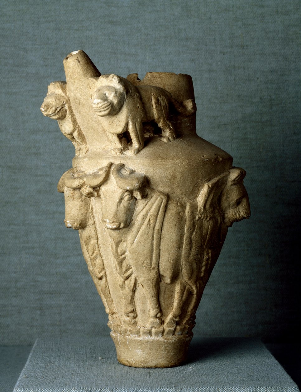 Mesopotamian taide: rituaali kalkkikivimaljakko härkien ja leijonien kanssa. Aurinko. h. 30,2 cm Urukin (tai Urukin) paikasta Irakissa. Bagdad, arkeologinen museo tekijältä Mesopotamian Mesopotamian