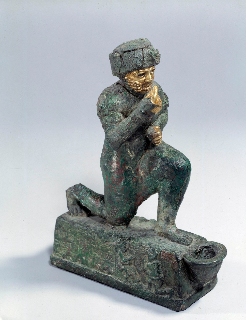 Mesopotamia: Hopeaa, pronssia ja kultaa oleva polvistuvan palvojan patsas, omistettu Amurru-jumalalle Hammurabin elämästä. 1800 eaa. Larsan sivuilta. Pariisi, Louvre-museo tekijältä Mesopotamian Mesopotamian