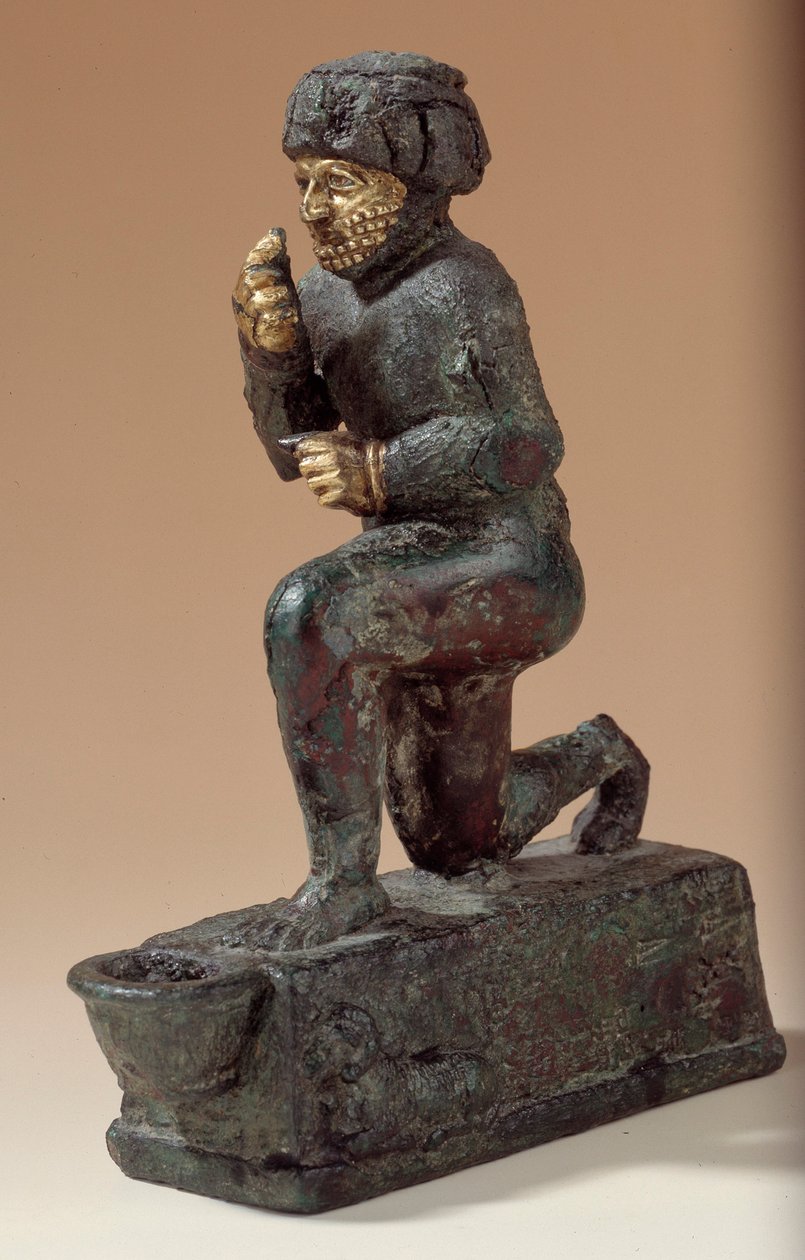 Mesopotamia: Hopeaa, pronssia ja kultaa oleva polvistuvan palvojan patsas, omistettu Amurru-jumalalle Hammurabin elämästä. 1800 eaa. Larsan sivuilta. Pariisi, Louvre-museo tekijältä Mesopotamian Mesopotamian