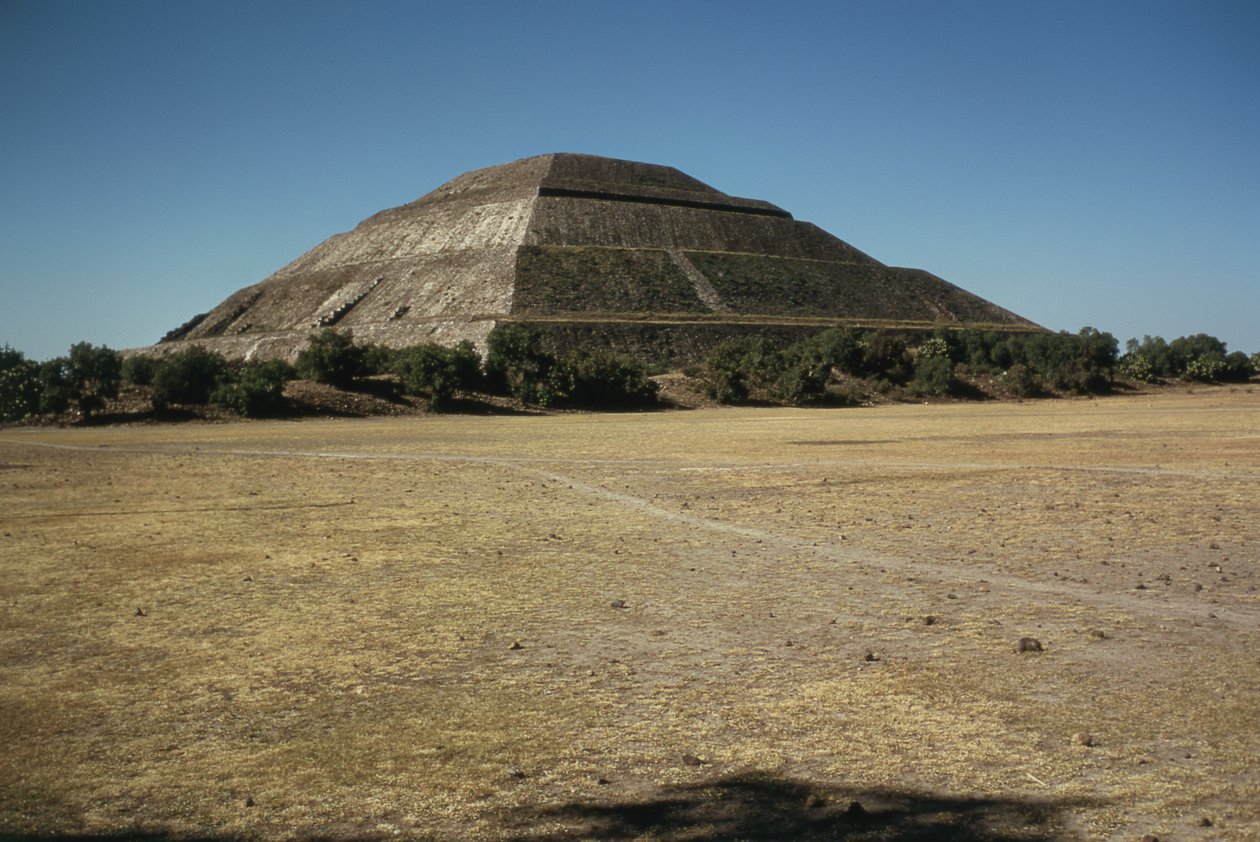 Auringon pyramidi, noin 300 jKr tekijältä Mexican School