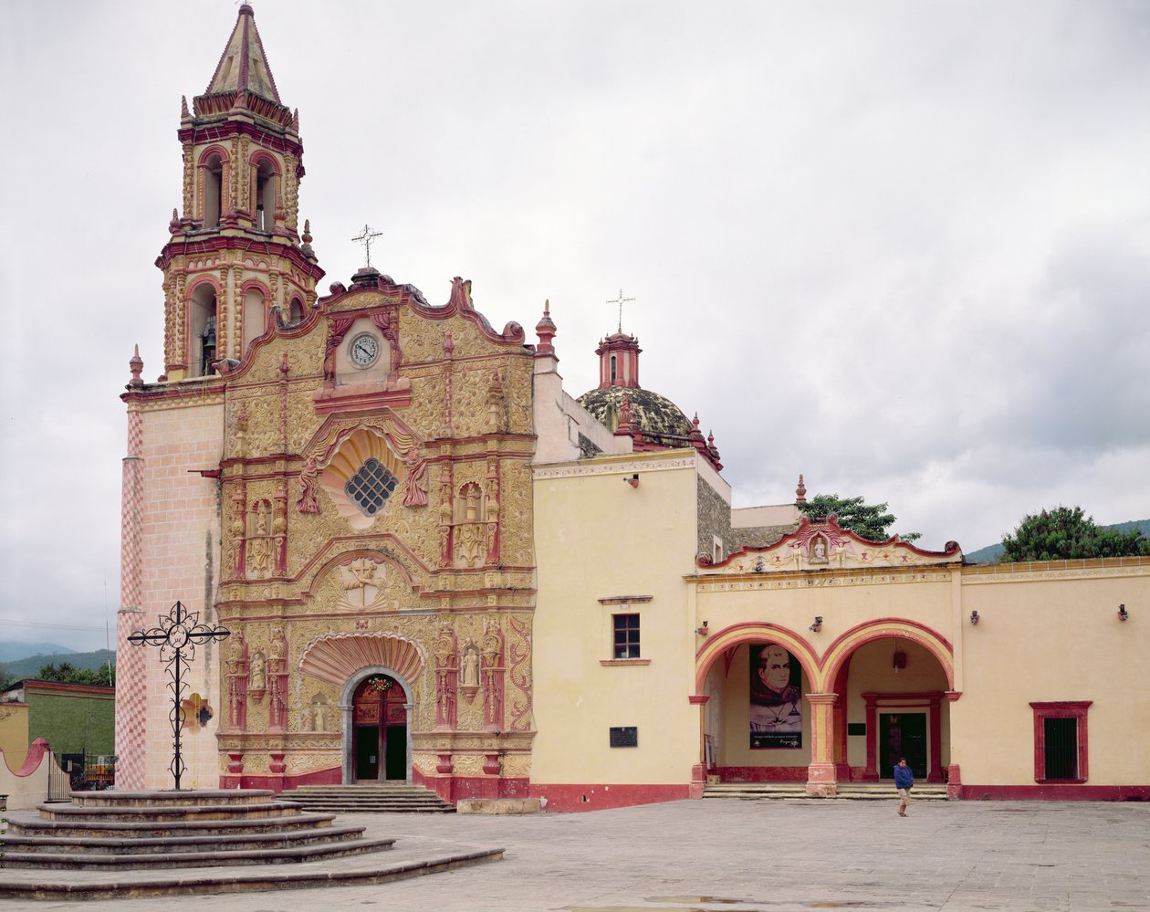 Pyhän Jaakobin fransiskaanisen lähetyskirkon julkisivu Jalpanissa, 1751-58 tekijältä Mexican School