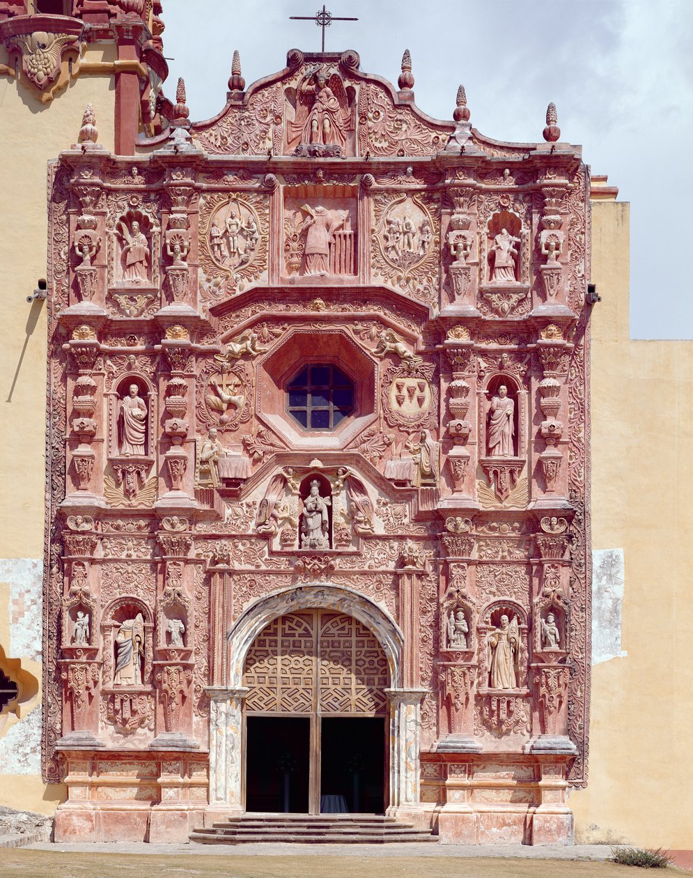 Santa Maria del Agua de Landan fransiskaanisen lähetyskirkon julkisivu, 1760-78 tekijältä Mexican School