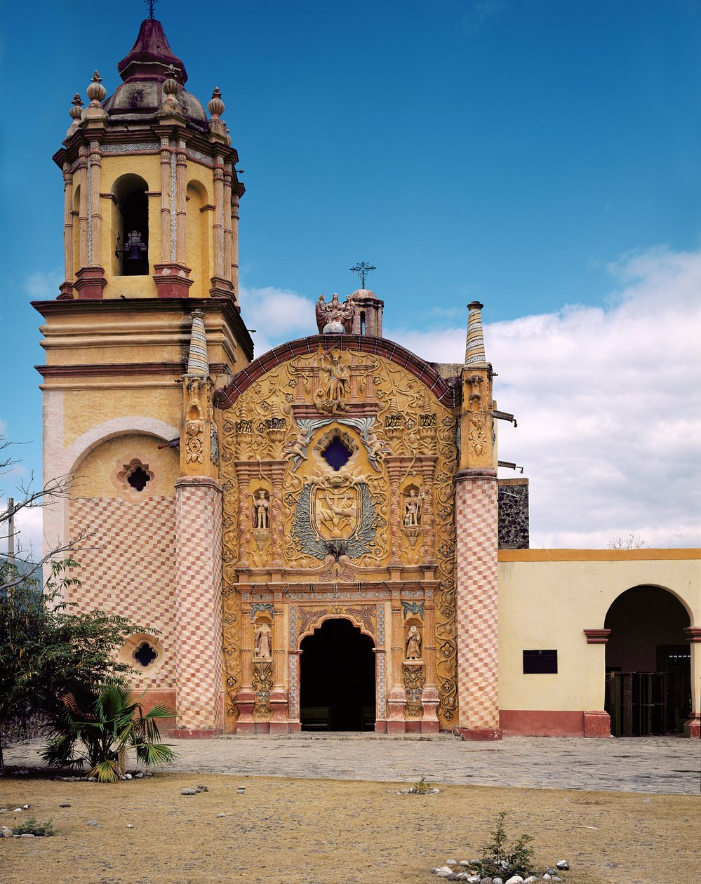 Arkkienkeli Pyhän Mikaelin fransiskaanisen lähetyskirkon julkisivu Concassa, 1754-58 tekijältä Mexican School