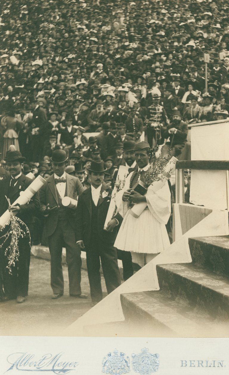 Olympialaiset, 1896; Spyros Louis kuvataan yhdessä muiden olympiavoittajien kanssa ... tekijältä Meyer Albert