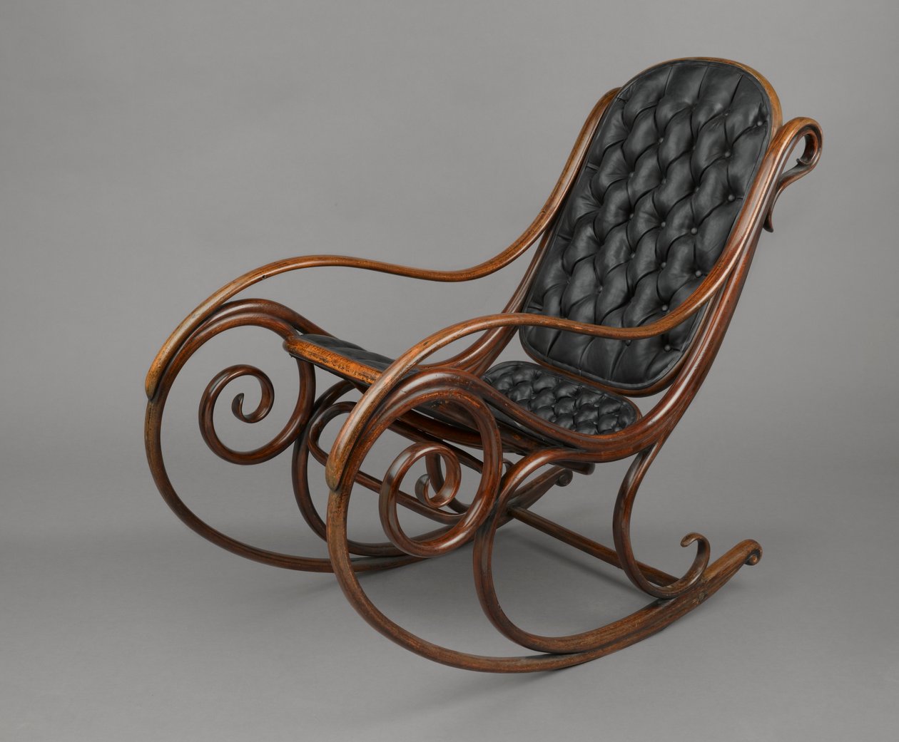 Keinutuoli, malli #1, suunniteltu n. 1860, valmistettu n. 1900 (kuparipyökki ja nahka) tekijältä Michael Thonet