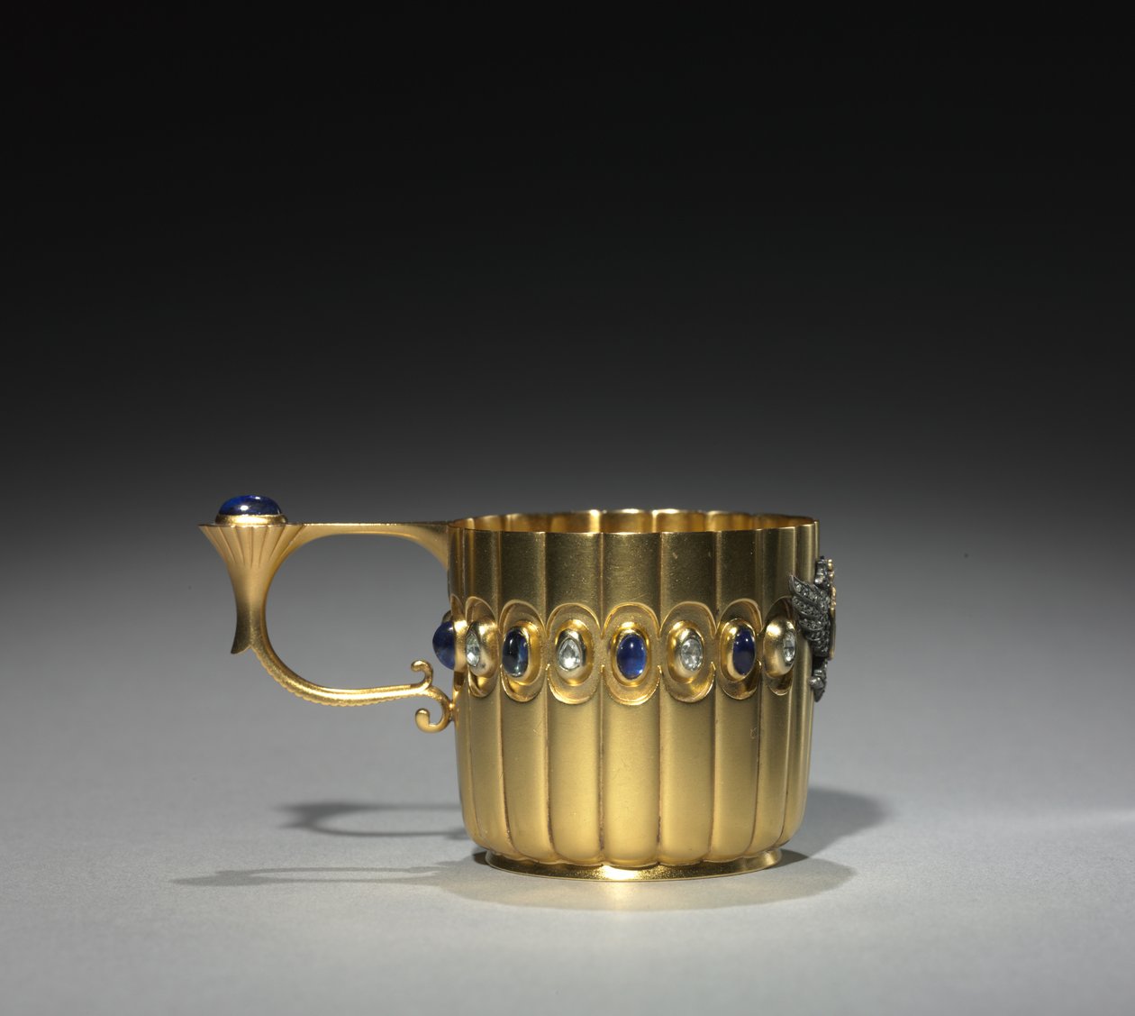 Miniature Cup, yritys Peter Carl Fabergé (1846-1920), ennen 1896 (kulta, timantit, safiirit) tekijältä Michael Evlampievich Perkhin