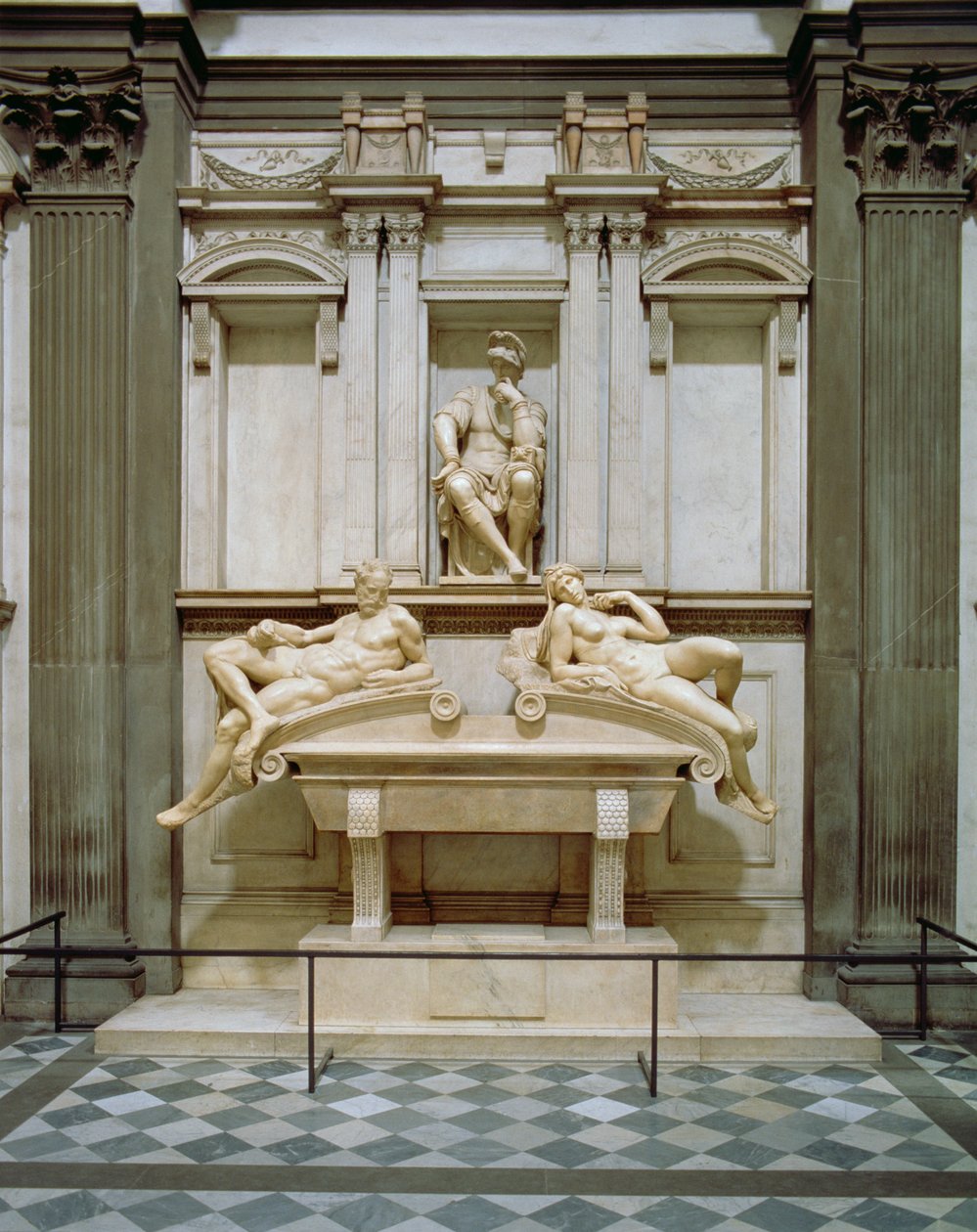 Hämärä ja aamunkoitto Lorenzo de Medicin haudasta, suunniteltu 1521, veistetty 1524-34 (marmori) tekijältä Michelangelo Buonarroti