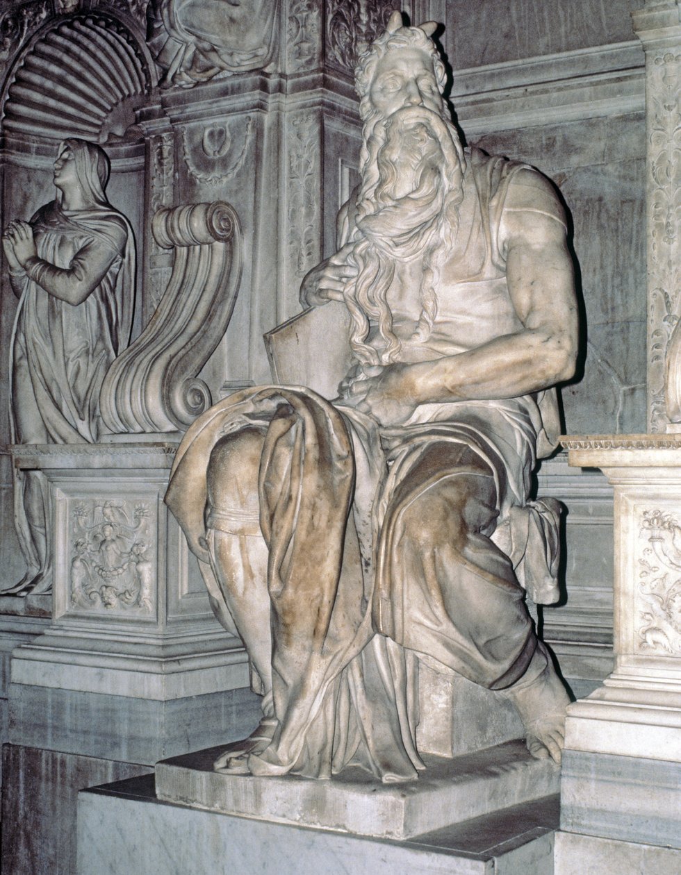 Mooses, veistos paavi Julius II:n (1453-1513) haudasta 1513-16 (marmori) tekijältä Michelangelo Buonarroti