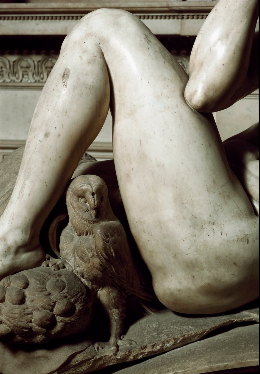 Päivän ja yön allegoria: yön yksityiskohta. Giuliano de Medicin mausoleumi. Marmori veistos tekijältä Michelangelo Buonarroti
