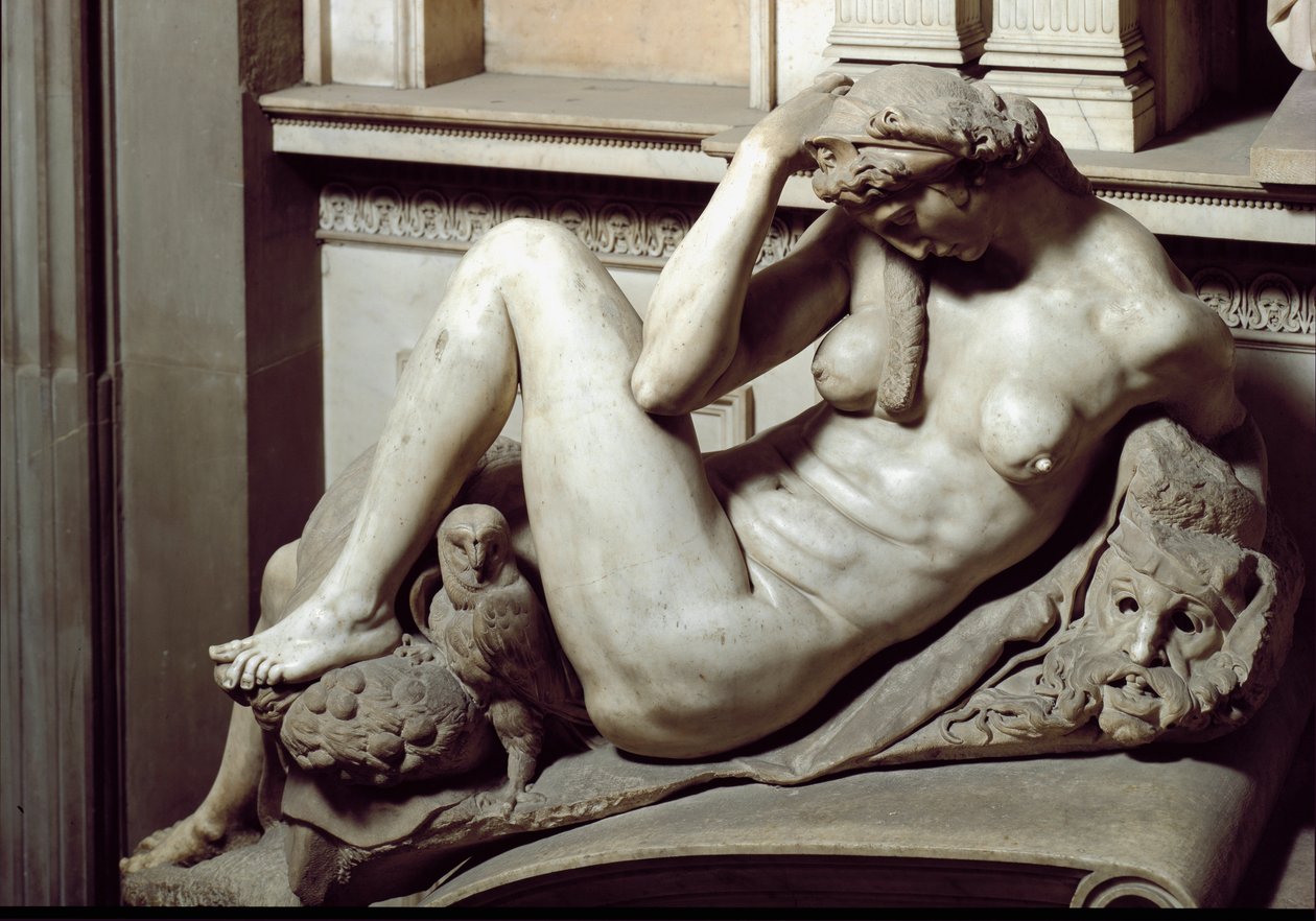 Yön allegoria. Giuliano de Medicin mausoleumi. Marmori veistos tekijältä Michelangelo Buonarroti