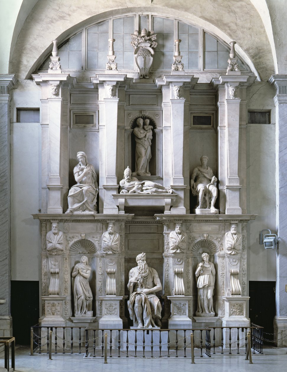 Paavi Julius II:n (1453-1513) hauta (marmori) tekijältä Michelangelo Buonarroti