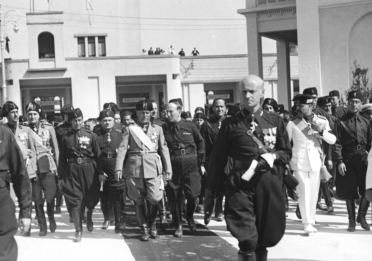 Mussolini viidennen Levanten festivaalin avajaisissa Barissa, 6.9.1934 (b/w kuva) tekijältä Michele Ficarelli