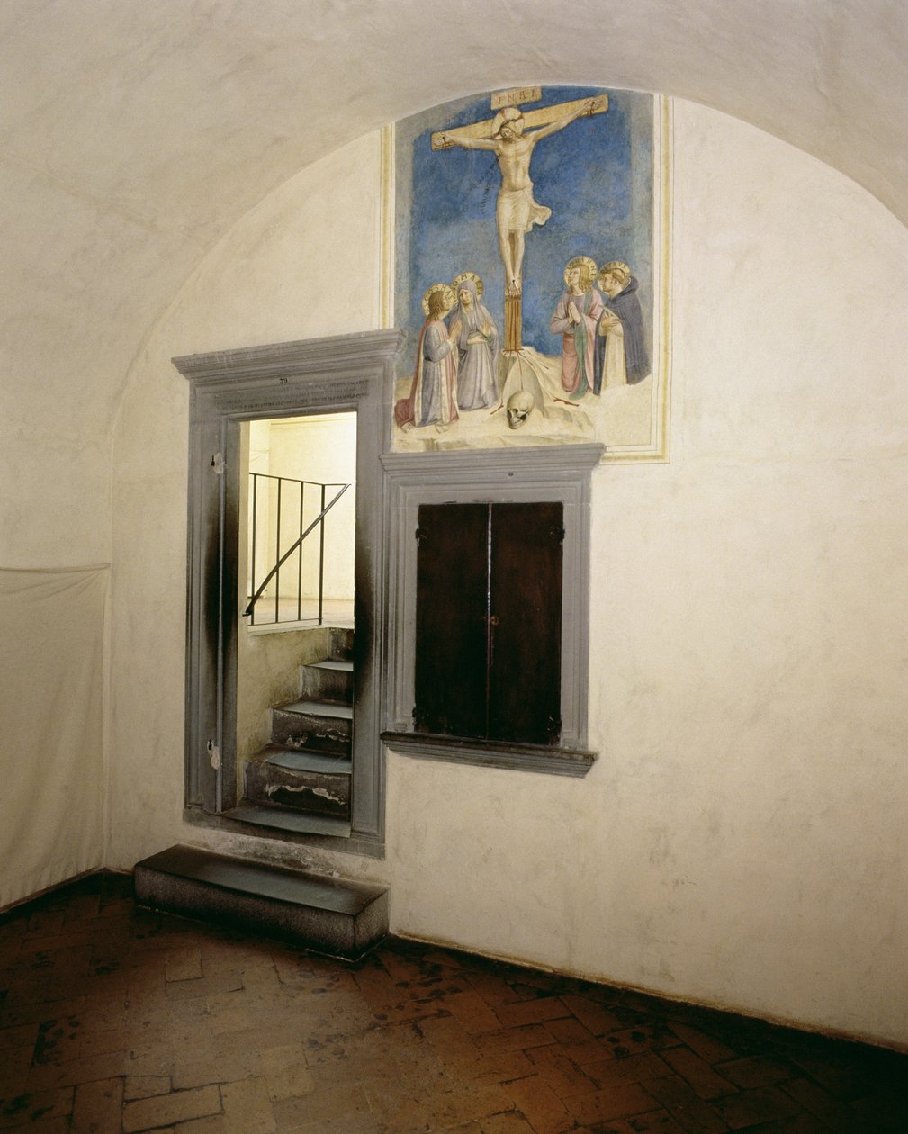 Näkymä munkin sellistä, jota koristaa Fra Angelicon (1387-1455) "Ristiinnaulitseminen pyhien kanssa" tekijältä Michelozzo di Bartolommeo