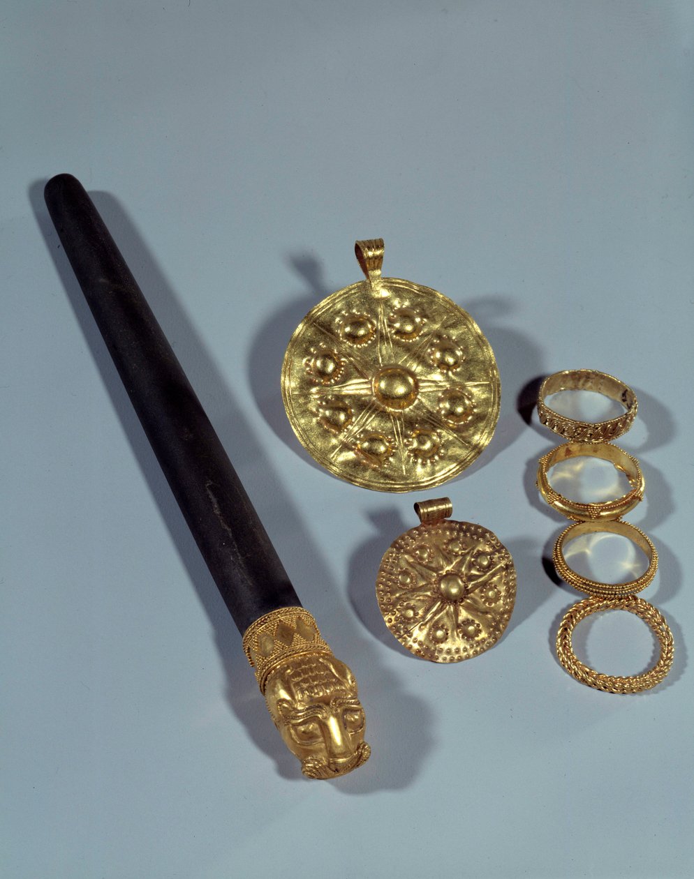 Teroituskivi ja rakeistusrenkaat. Susasta, Iranista lounaaseen. 1150 eaa. Pariisi, Louvre-museo tekijältä Middle Elamite Period