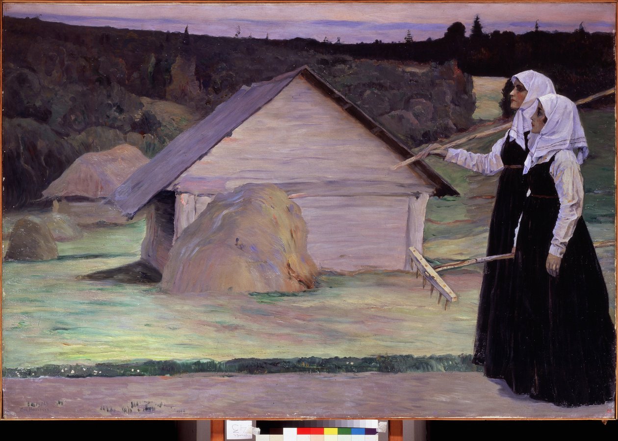 Kesä. Kaksi naista, haravat kantaen, kävelevät illalla peltojen jälkeen heinäsuovojen ja puumajan ohi. Mihail Vasilyevich Nesterovin (1862-1942) maalaus öljy kankaalle tekijältä Mikhail Vasilievich Nesterov